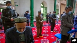 Etnis Uyghur di Masjid Id Kah di Kashgar di wilayah Xinjiang, China barat jauh, seperti yang terlihat selama kunjungan yang diselenggarakan pemerintah untuk jurnalis asing pada 19 April 2021. (Foto: AP)