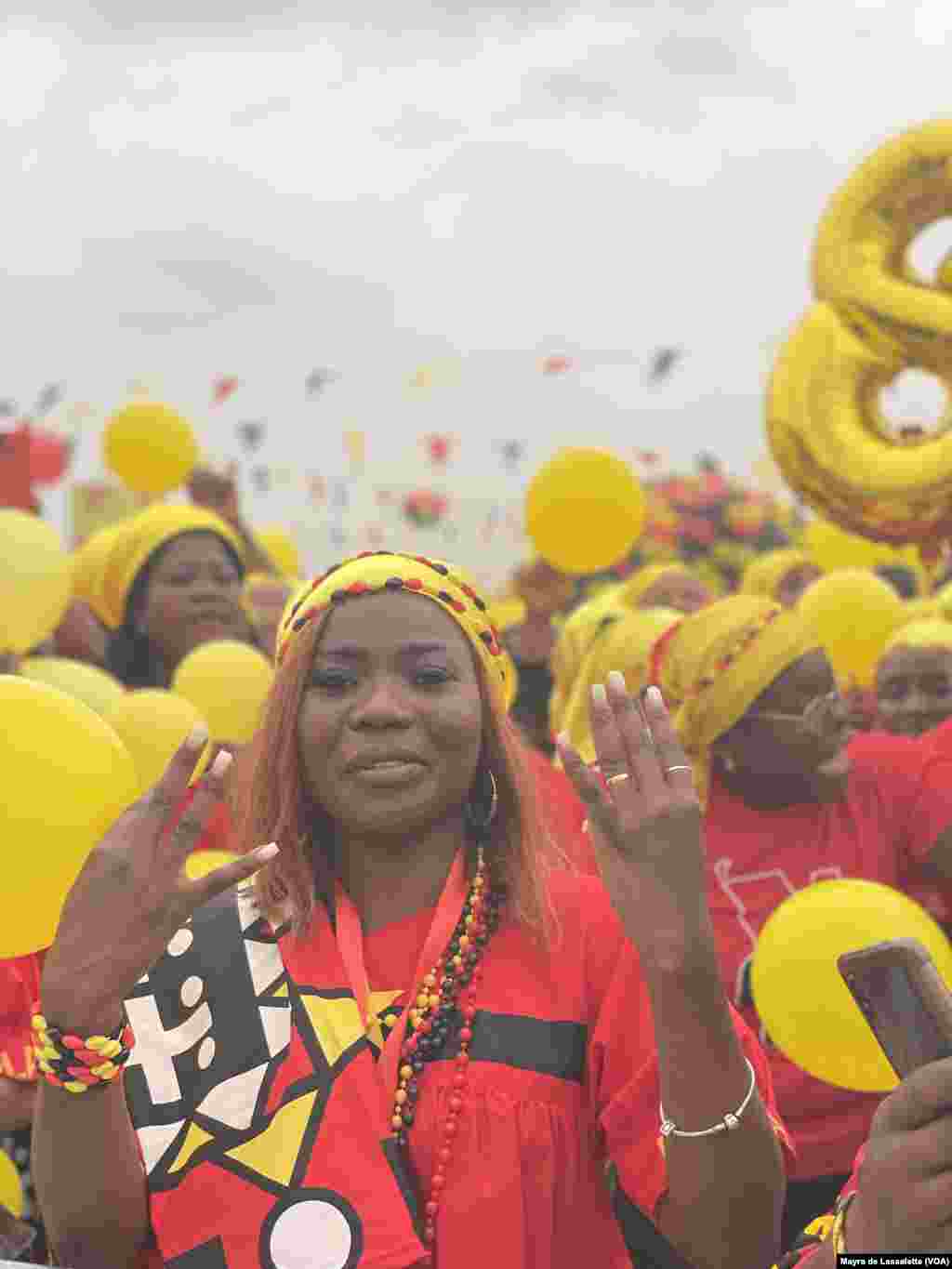 Apoiantes do MPLA, membro da Organização da Mulher Angolana (OMA) no comício de encerramento de campanha do partido, na localidade do Camama, Luanda. Angola 20, 2022