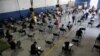 Migrantes, en su mayoría nicaragüenses, llenan papeles en un centro de migración mientras esperan una entrevista con funcionarios del gobierno para solicitar asilo en Costa Rica debido a la situación política de su país, en San José, Costa Rica, 10 de enero de 2022.