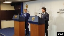 Predsjednik Vlade u tehničkom mandatu Dritan Abazović (L) na konferenciji za novinare sa gradonačelnikom Cetinja Nikolom Đuraškovićem (Foto: VOA, Jovo Radulović)