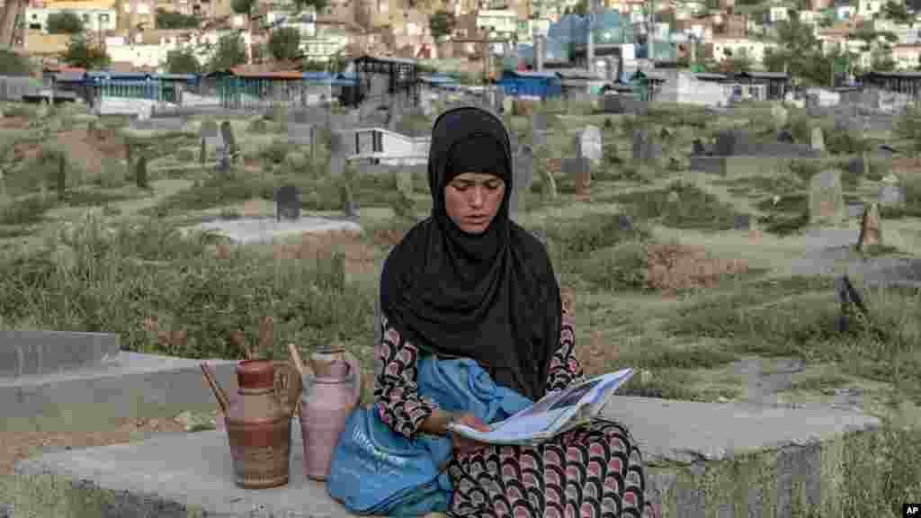 جامعۀ جهانی هشدار داده است که محرومیت زنان و دختران افغان از آموزش بر بار مشکلات اقتصادی آن کشور خواهد افزود