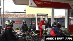 Pengendara mengantre untuk mengisi bensin di sebuah SPBU di Tangerang pada 1 Maret 2022. (Foto: AFP/ADEK BERRY)