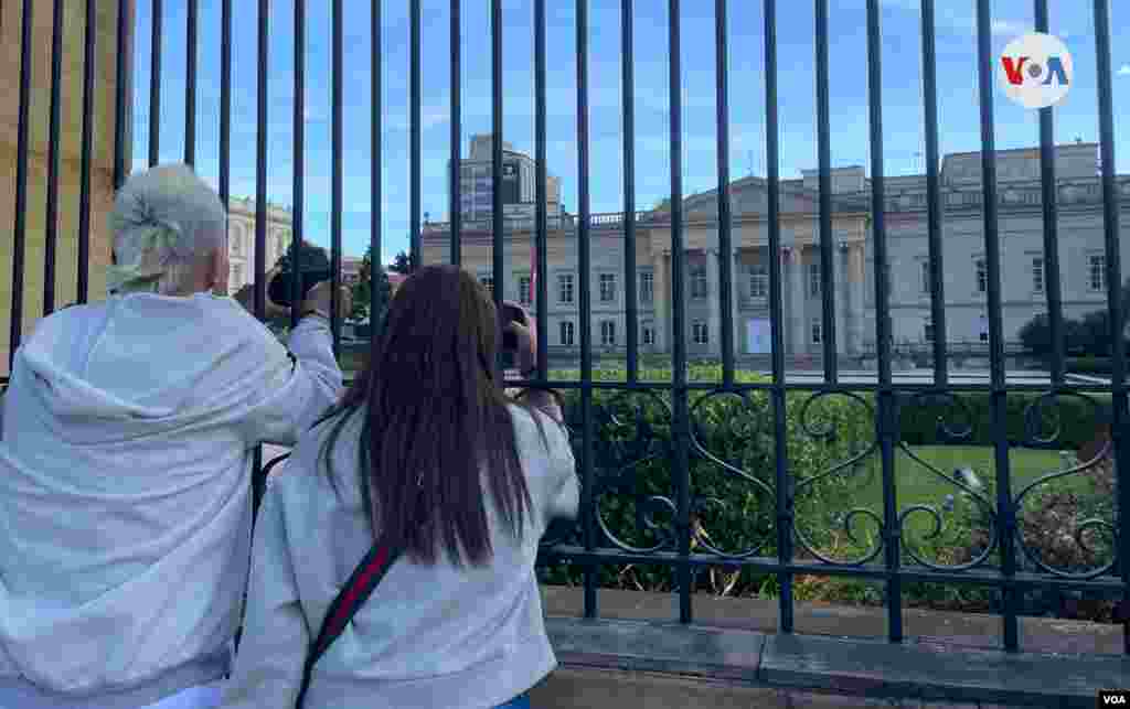Los visitantes de la plaza le toan una fotografía a la residencia del presidente de Colombia: la Casa de Nariño. [Foto: Karen Sánchez, VOA]