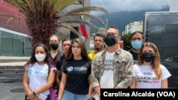 Jóvenes acuden a la sede de la ONU en Caracas, Venezuela, para pedir extensión del mandato de la Misión de Determinación de Hechos en Venezuela, el 12 de agosto de 2022.