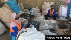 Warga Desa Bangoan, Tulungagung, Jawa Timur, memilah botol plastik bekas. (Foto: VOA/Petrus Riski)