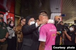Menteri Lingkungan Hidup dan Kehutanan Siti Nurbaya mengalungkan bunga pada Muryansyah saat tiba di Jakarta, Selasa (16/8). (Foto courtesy: KLHK)