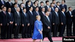တရုတ်နိုင်ငံကို ရောက်ရှိခဲ့စဉ်က တရုတ်သမ္မတ ရှီကျင့်ပင်နဲ့အတူ တွေ့ရသည့် ကုလသမဂ္ဂလူ့အခွင့်အရေးဆိုင်ရာ မဟာမင်းကြီး Michelle Bachelet 