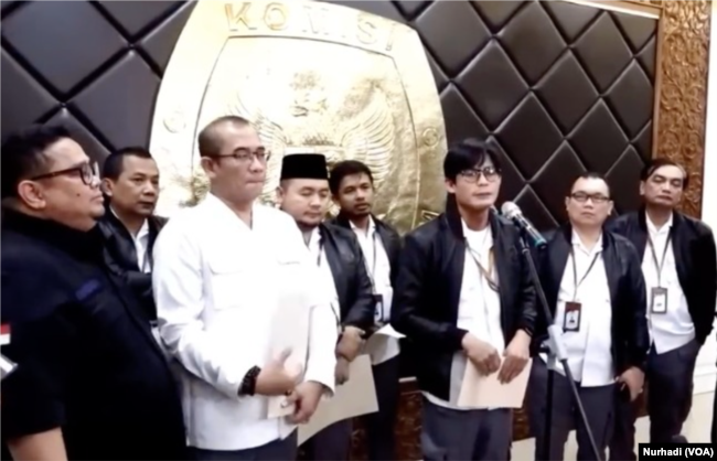 Ketua dan Komisioner KPU memberikan penyataan usai menutup tahap pendaftaran Pemilu, Senin (15/8) dini hari, dalam tangkapan layar.