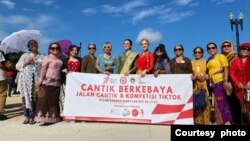 Istri Dubes RI untuk AS, Ayu Heni Roeslani (tengah) berkebaya hijau dan penyanyi Dangdut AS Christine (kebaya merah) (foto: courtesy). 