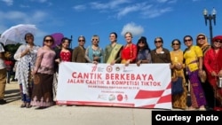 Istri Dubes RI untuk AS, Ayu Heni Roeslani (tengah) berkebaya hijau dan penyanyi Dangdut AS Christine (kebaya merah) (foto: courtesy).