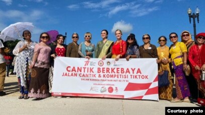 Istri Dubes RI untuk AS, Ayu Heni Roeslani (tengah) berkebaya hijau dan penyanyi Dangdut AS Christine (kebaya merah) (foto: courtesy).