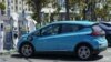 Un vehículo eléctrico en una estación de carga en Emeryville, California, el 10 de agosto de 2022. (AP Foto/Godofredo A. Vásquez, Archivo)