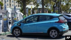 Un vehículo eléctrico en una estación de carga en Emeryville, California, el 10 de agosto de 2022. (AP Foto/Godofredo A. Vásquez, Archivo)