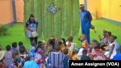 Une séance de lecture à Lomé, au Togo, le 16 août 2022. (VOA/Amen Assignon)