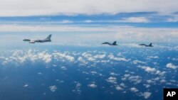 En esta foto divulgada por la Agencia de Noticias Xinhua, aviones del Comando de Teatro del Este del Ejército Popular de Liberación de China (EPL) realizan ejercicios conjuntos de entrenamiento de combate alrededor de la isla de Taiwán, el 7 de agosto de 2022.