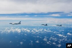 Pesawat Komando Teater Timur Tentara Pembebasan Rakyat China (PLA) melakukan latihan tempur bersama di sekitar Pulau Taiwan, 7 Agustus 2022. (Foto: via AP)