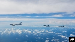资料照片：中国官方新华社公布的照片显示，解放军东部战区的飞机2022年8月7日在台湾岛周围进行联合作战演练。 