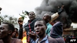 Les partisans du candidat Raila Odinga brûlent des pneus lors d'une manifestation contre les résultats des élections générales du Kenya à Kibera, un bidonville au sud de Nairobi, le 15 août 2022.