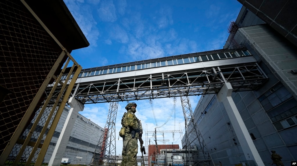 资料照片: 2022年5月1日，乌克兰东南部，一名俄罗斯军人守卫着俄罗斯军事控制下的扎波罗热核电站。 (photo:VOA)