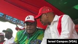 À esquerda, Abel Epalanga Chivukuvuku, candidato a vice Presidente de Angola pela UNITA ouvindo Adalberto Costa Júnior, líder da UNITA e candidato a Presidente de Angola nas eleições gerais de 24 de Agosto. 22 Agosto, 2022