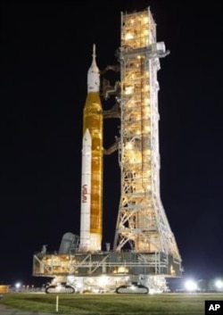 El cohete Artemis de la NASA con la nave espacial Orion a bordo se dirige lentamente a la plataforma de lanzamiento 39B en el Centro Espacial Kennedy en Cabo Cañaveral, Florida, el 16 de agosto de 2022. La NASA se prepara para el lanzamiento el 29 de agosto. Vuelo de prueba lunar de agosto. (Foto AP/Terry Renna)