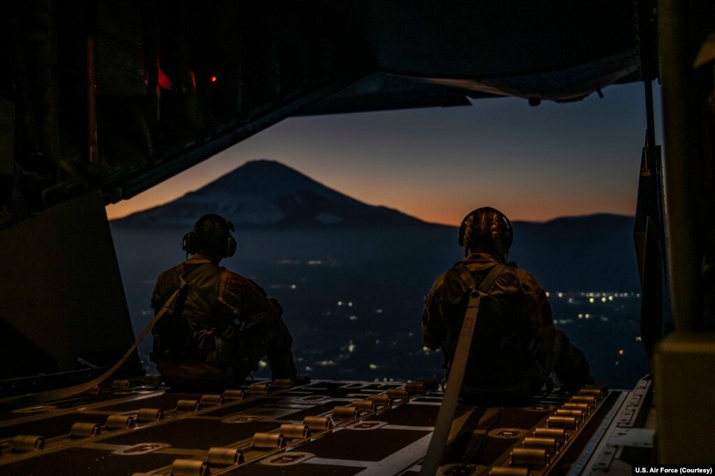 资料照：美军与日本自卫队2021年12月14日联合演习以加强美日同盟的防御能力，参加军演的士兵遥望日本富士山。（照片来自美国空军推特）(photo:VOA)