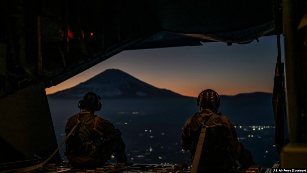 资料照：美军与日本自卫队2021年12月14日联合演习以加强美日同盟的防御能力，参加军演的士兵遥望日本富士山。（照片来自美国空军推特）(photo:VOA)