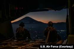 资料照：美军与日本自卫队2021年12月14日联合演习以加强美日同盟的防御能力，参加军演的士兵遥望日本富士山。（照片来自美国空军推特）