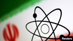 资料照片：伊朗国旗和原子标志。
