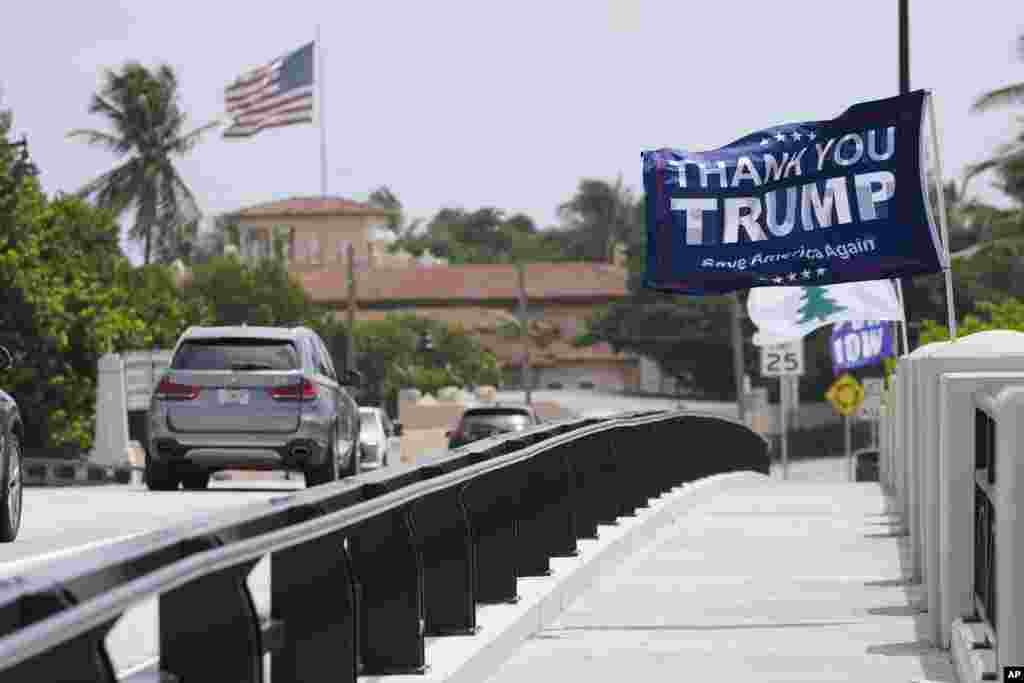 Este martes, una bandera con un mensaje de agradecimiento ondea en el aire cerca de la propiedad del expresidente Donald Trump.