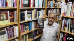 Eduardo Durán, librero, copropietario junto a su esposa Norma, de la librería "Revistas & Periódicos" en el suroeste de Miami, Florida. [Foto: Luis F. Rojas, VOA].