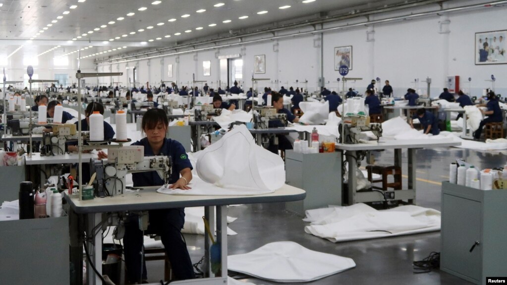 中国山东德州景津压滤机集团的工人在生产线上工作。（2022年8月25日）(photo:VOA)