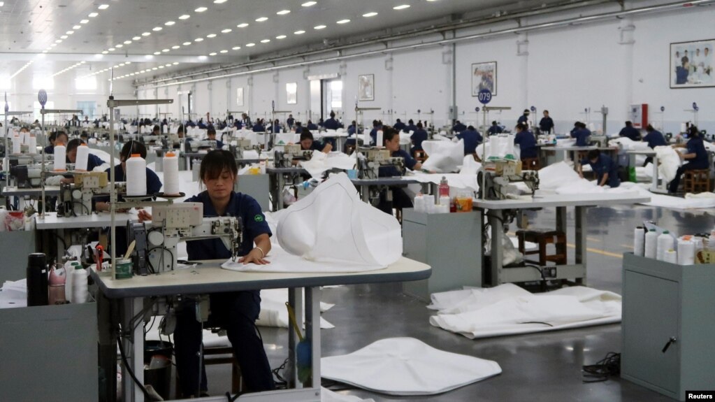 中国山东省德州景津压滤机集团的工人在生产线上工作。（2022年8月25日）(photo:VOA)