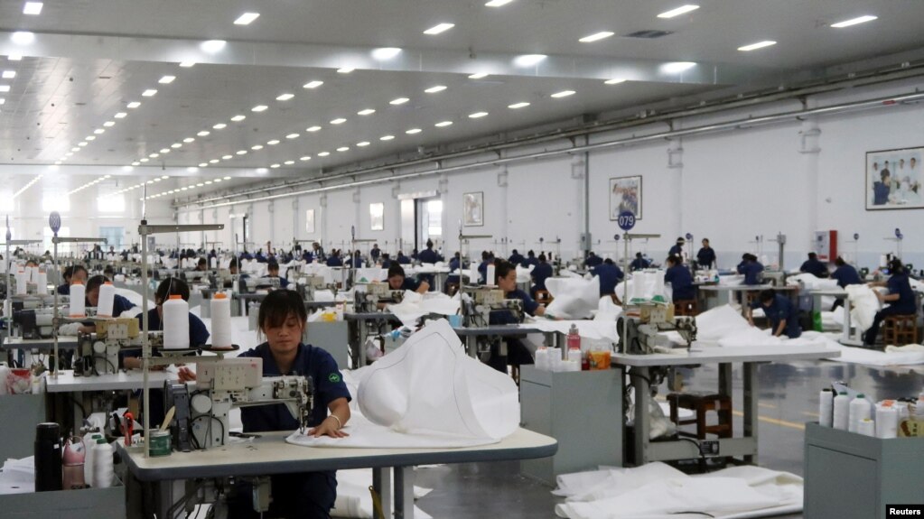 中国山东德州景津压滤机集团的工人在生产线上工作。（2022年8月25日）(photo:VOA)