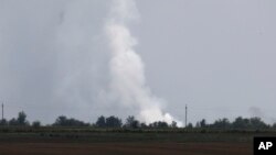 El humo se eleva sobre el lugar de la explosión en un depósito de municiones del ejército ruso cerca de la aldea de Mayskoye, Crimea, el 16 de agosto de 2022. Explosiones e incendios arrasaron el martes un depósito de municiones en la Crimea ocupada por Rusia en la segunda Ukra sospechosa.