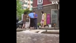 暴雨过后 首尔居民清理洪灾现场