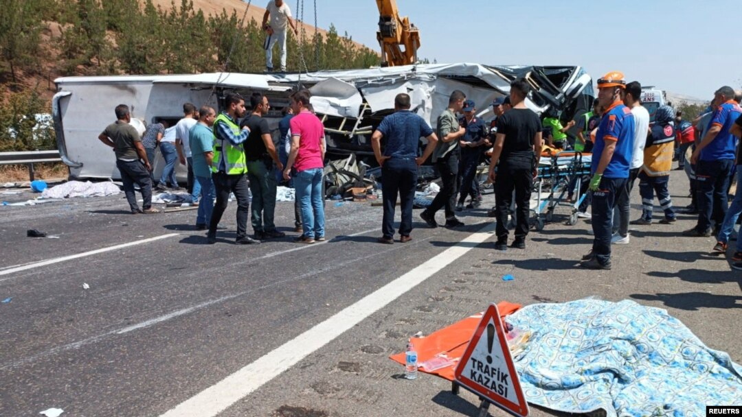Rescue and emergency responders work at the scene after a bus crash on the highway between Gaziantep and Nizip, Turkey August 20, 2022.