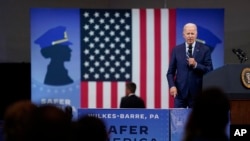 ប្រធានាធិបតី​អាមេរិក​លោក Joe Biden ថ្លែង​នៅ​មជ្ឈមណ្ឌល Arnaud C. Marts នៃ​សាកលវិទ្យាល័យ Wilkes នៅ​ទី​ក្រុង Wilkes-Barre រដ្ឋ Pennsylvania កាល​ពី​ថ្ងៃ​ទី​៣០ ខែ​សីហា ឆ្នាំ​២០២២។