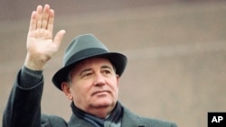 ARCHIVO - El presidente soviético Mikhail Gorbachev saluda desde la tribuna de la Plaza Roja durante una celebración del Día de la Revolución, en Moscú, Unión Soviética, el martes 7 de noviembre de 1989. Gorbachev murió a los 91 años. (Foto AP/Boris Yurchenko)