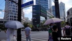 上海街頭的大型電子顯示屏顯示股票市場的動態。 （2022年8月3日）