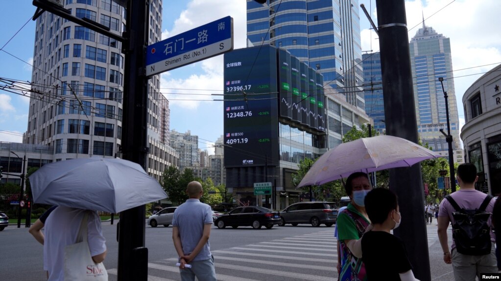 上海街头的大型电子显示屏显示股票市场的动态。（2022年8月3日）(photo:VOA)