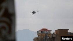 Vojni helikopter nadlijeće Kabul (Foto: REUTERS/Ali Khara)