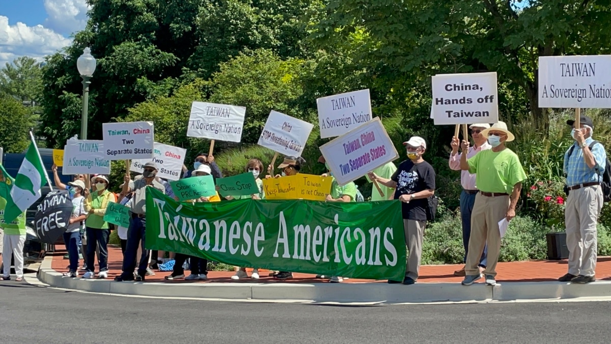 美籍台湾人在中国使馆前抗议对台实弹军演：我们永远不会投降！
