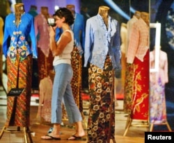 Seorang turis berfoto di etalase Nyonya Kebaya Malaysia di Kuala Lumpur, 15 April 2003. (REUTERS/Bazuki Muhammad BM/RCS)