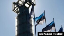 Bendera Estonia berkibar di dekat Monumen Kemenangan Perang Kemerdekaan Estonia di Tallinn, 16 Juni 2010. (Foto: REUTERS/Ints Kalnins)