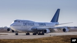 ARCHIVO - En esta foto de archivo, un Boeing 747 de propiedad venezolana, operado por la línea de carga estatal Emtrasur de Venezuela, rueda en la pista después de aterrizar en el aeropuerto Ambrosio Taravella en Córdoba, Argentina, el 6 de junio de 2022. 