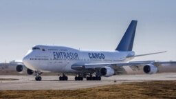 ARCHIVO - En esta foto de archivo, un Boeing 747 de propiedad venezolana, operado por la línea de carga estatal Emtrasur de Venezuela, rueda en la pista después de aterrizar en el aeropuerto Ambrosio Taravella en Córdoba, Argentina, el 6 de junio de 2022. 