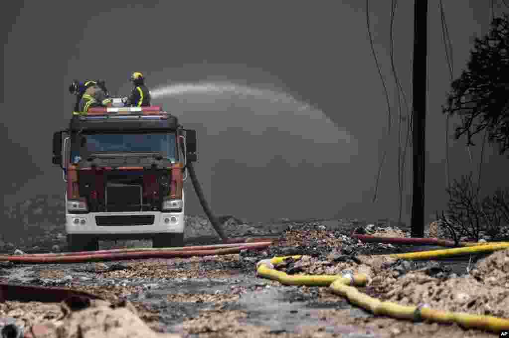 Los bomberos llevan días trabajando para apagar las llamas que se desencadenaron luego de que un rayo impactara uno de los ocho tanques que había en la instalación.