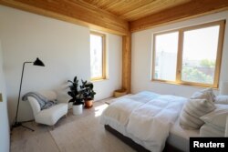 Pemandangan interior kamar tidur apartemen "Timber House", bangunan kondominium kayu massal pertama di kawasan Park Slope, Brooklyn, New York, AS, 16 Agustus 2022. (REUTERS/Brendan McDermid)