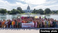 Masyarakat Indonesia di Washington, DC berpose di depan Gedung Capitol pada acara "Jalan Cantik Berkebaya" dalam rangka peringatan HUT RI ke-77. (courtesy: KBRI Washington DC)